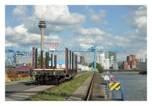 Postkarte mit Blick auf den Rheinturm und die Gehry Bauten vom Düsseldorfer Wirtschaftshafen aus