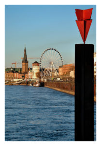 Blick auf die Düsseldorfer Altstadt mit Schlossturm, Lambertuskirche und Riesenrad