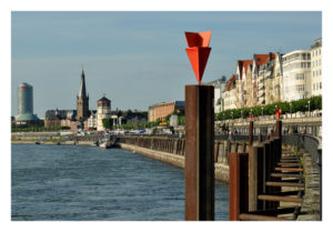 Die Altstadt in Düsseldorf am Rhein mit Schlossturm und Lambertuskirche