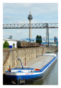 Blick vom Industriehafen auf den Düsseldorfer Rheinturm