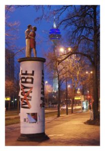 Ansichtskarte mit dem Motiv "Säulenheilige" vor dem Düsseldorfer Rheinturm