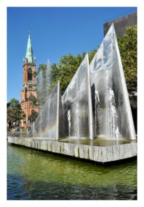 Postkarte mit Blick auf den Düsseldorfer Mack Brunnen, im Hintergrund die Johanneskirche