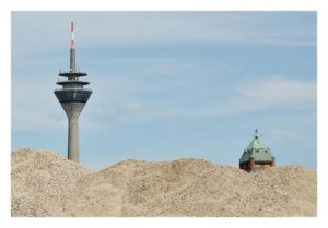 Die Postkarte zeigt den Rheinturm und die Turmspitze der Plange Mühle im Düsseldorfer Hafen