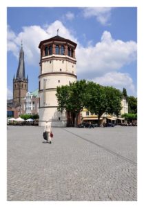 Postkarte mit Blick auf den Burgplatz, den Schlossturm und die Lambertuskirche