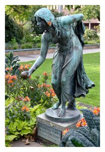 Statue von Professor Walter Schott in einem kleinen botanischen Garten am Graf-Adolf-Platz in Düsseldorf