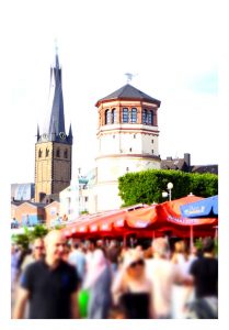 Sommertag an der Rheinuferpromenade in Düsseldorf mit Blick auf den Schlossturm und die Lambertuskirche